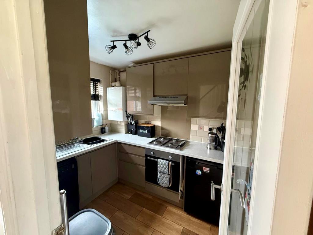 Lot: 77 - FOUR-BEDROOM SEMI-DETACHED HOUSE - Kitchen with fitted units